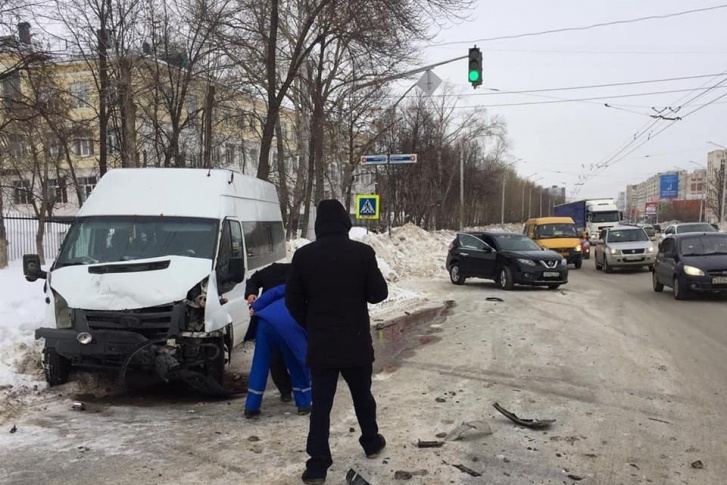 Дорогу не поделили Nissan X-Trail и Ford Transit Дорогу не поделили Nissan X-Trail и Ford Transit