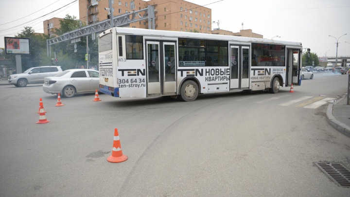 Мужчина, которого сбил автобус на «Токарей», скончался в больнице