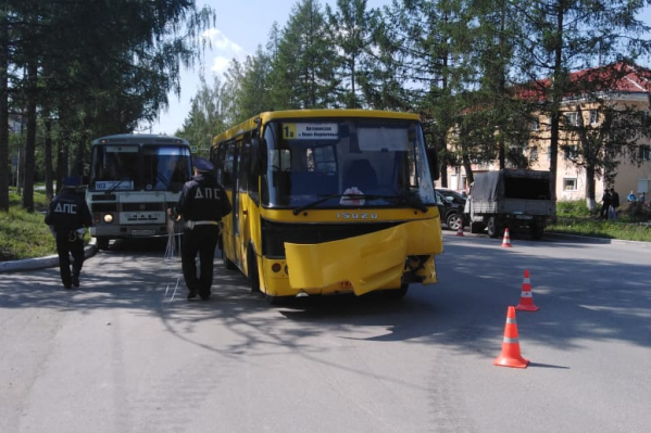 В автобусе в момент аварии ехало около 30 пассажиров В автобусе в момент аварии ехало около 30 пассажиров