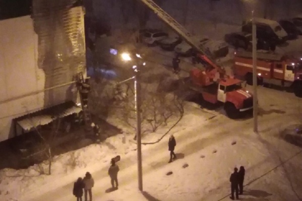 Заряд попал на торцевую стену дома Заряд попал на торцевую стену дома 