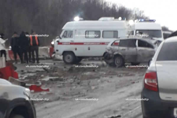 Автомобиль, похоже, опрокинулся на покореженном асфальте Автомобиль, похоже, опрокинулся на покореженном асфальте