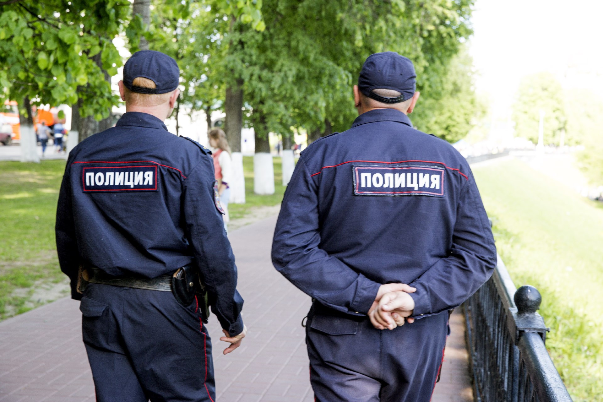 Правонарушения граждан. Полиция ловит преступников. Полицейский поймал преступника. Приступник и полицейские. Полицейский и преступник.