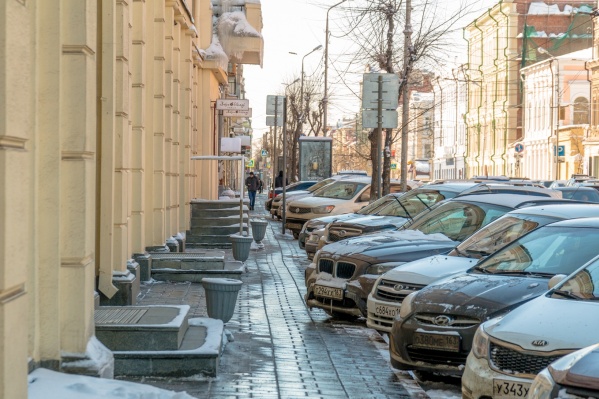 Платные парковки решили сделать, чтобы разгрузить улицы Платные парковки решили сделать, чтобы разгрузить улицы