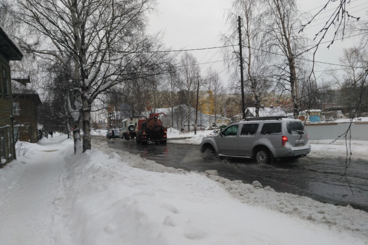 Автомобили с трудом объезжают огромную лужу Автомобили с трудом объезжают огромную лужу