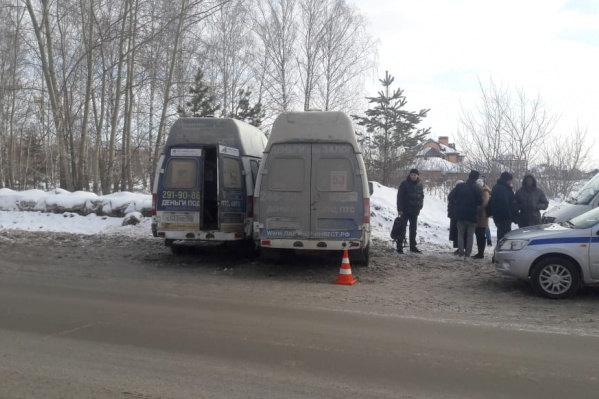 На месте аварии работают сотрудники ГИБДД и врачи скорой помощи На месте аварии работают сотрудники ГИБДД и врачи скорой помощи