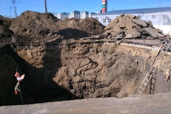 Яма довольно внушительных размеров Яма довольно внушительных размеров