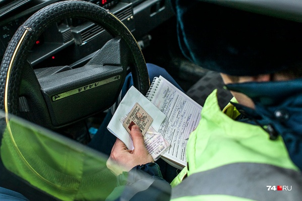 В апреле автомобилист в машине ГИБДД попытался дать взятку инспектору при составлении протокола В апреле автомобилист в машине ГИБДД попытался дать взятку инспектору при составлении протокола 