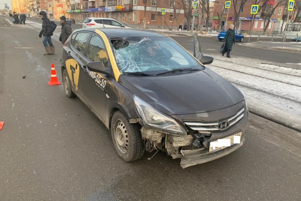 Легковушка зацепила пешехода правой частью Легковушка зацепила пешехода правой частью