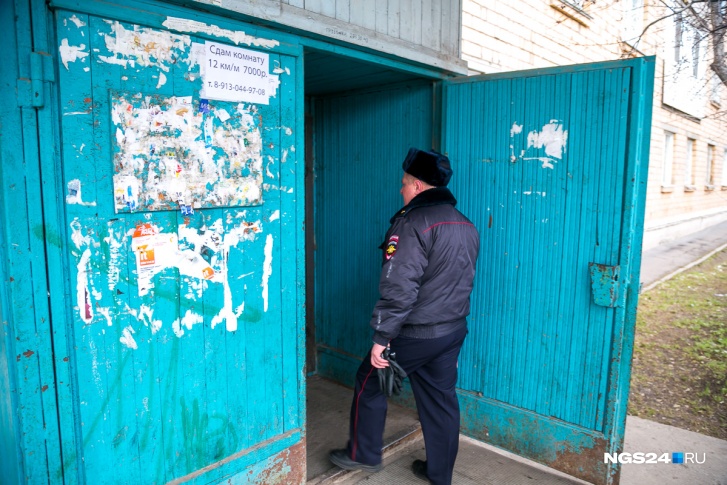 Ежедневно работникам муниципальных предприятий приходится сдирать незаконные объявления Ежедневно работникам муниципальных предприятий приходится сдирать незаконные объявления
