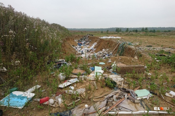 Здесь явно прошелся экскаватор, теперь в колее лежит мусор Здесь явно прошелся экскаватор, теперь в колее лежит мусор