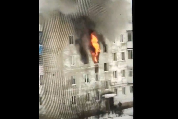 Столб огня поднимался вверх на два этажа Столб огня поднимался вверх на два этажа