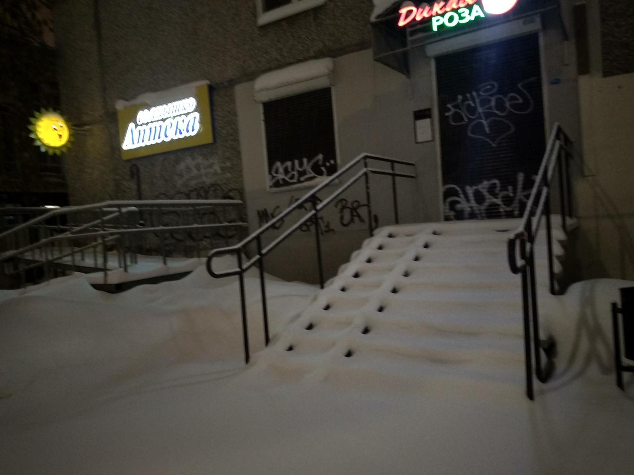 Крылечки аптек и магазинов завалило снегом