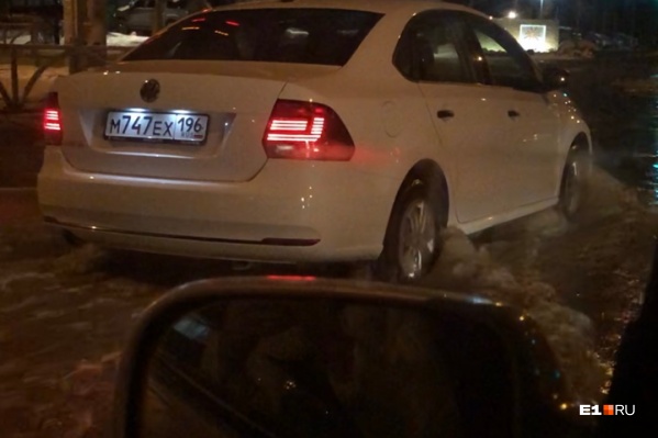 Вода, по словам автомобилистов, льется со стороны парковки Вода, по словам автомобилистов, льется со стороны парковки 