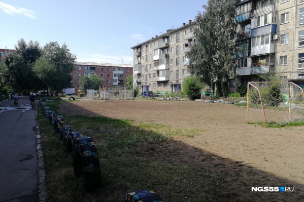 В полиции отметили, что на этом поле во дворе иногда играют и взрослые люди В полиции отметили, что на этом поле во дворе иногда играют и взрослые люди