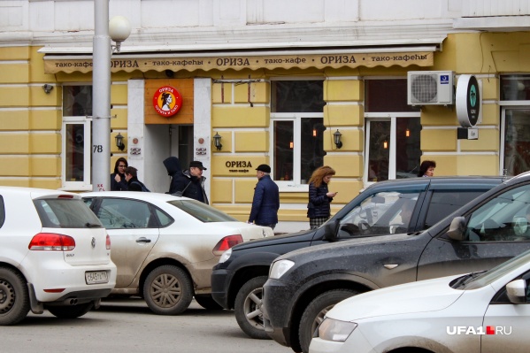 Вывеска не особо бросается в глаза, можно долго блуждать в поисках кафе Вывеска не особо бросается в глаза, можно долго блуждать в поисках кафе