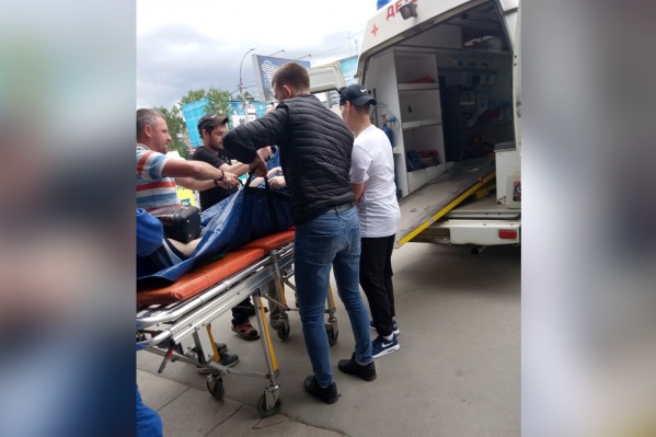 Очевидцы помогли донести женщину до машины скорой помощи Очевидцы помогли донести женщину до машины скорой помощи 