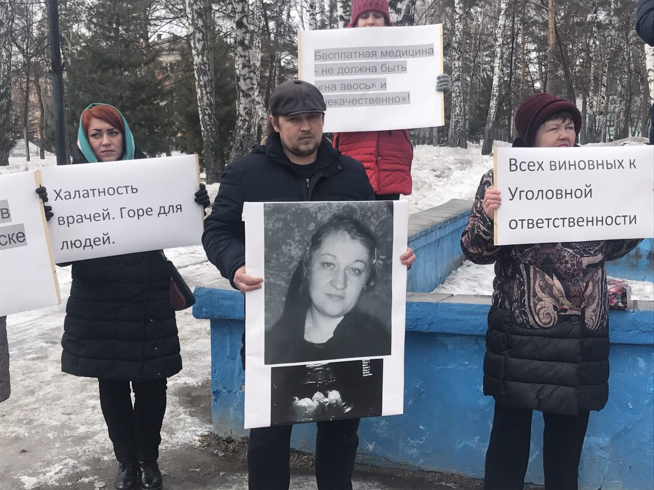 Алексей Бровкин (в центре) за сутки потерял жену и сына — семья погибшей требует наказать виновных в их смерти Алексей Бровкин (в центре) за сутки потерял жену и сына — семья погибшей требует наказать виновных в их смерти