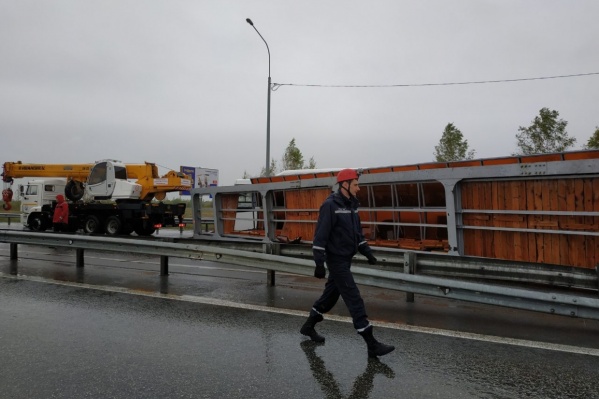 Переход повалился из-за того, что его задело стрелой манипулятора. Внутри пешеходника никого не было Переход повалился из-за того, что его задело стрелой манипулятора. Внутри пешеходника никого не было