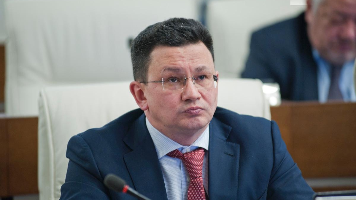 Не слишком весело закончилась карьера бывшего главы тюменского управления автомобильных дорог Алмаза Закиева. В 2014 году он возглавил Министерство транспорта Пермского края, однако спустя два года был отстранен от должности, а в 2019 году приговорен судом к восьми с половиной годам лишения свободы. В чем признали виновным Алмаза Закиева?<br />