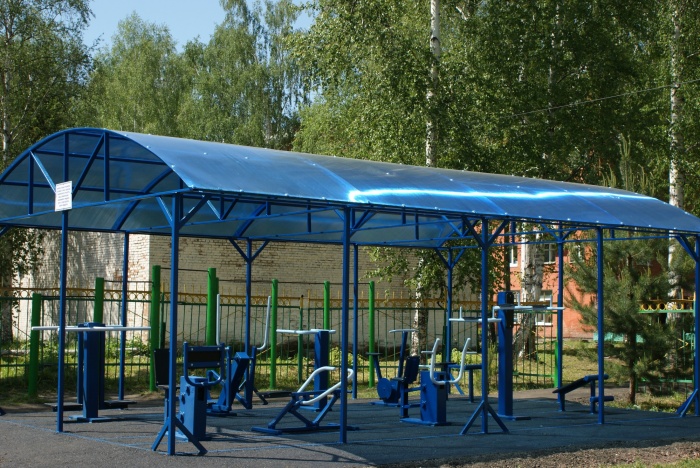 В кузбасском городе появилась крытая площадка с уличными тренажёрами (фото)