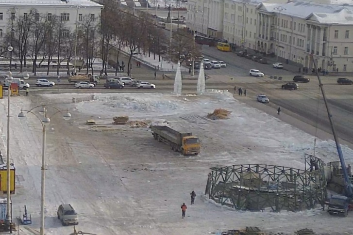 Строителям осталось вывезти каркас ёлки и строительный мусор Строителям осталось вывезти каркас ёлки и строительный мусор