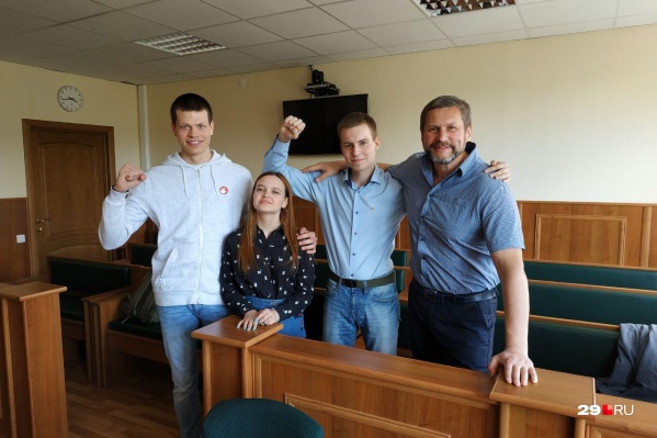 У депутата гордумы Александра Афанасьева — штраф в 31 тысячу рублей, у Дарьи Порядиной, Михаила Барны и Григория Биялта — по 28 тысяч У депутата гордумы Александра Афанасьева — штраф в 31 тысячу рублей, у Дарьи Порядиной, Михаила Барны и Григория Биялта — по 28 тысяч