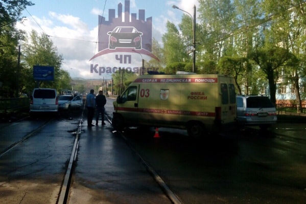 Машину скорой развернуло почти поперек дороги Машину скорой развернуло почти поперек дороги