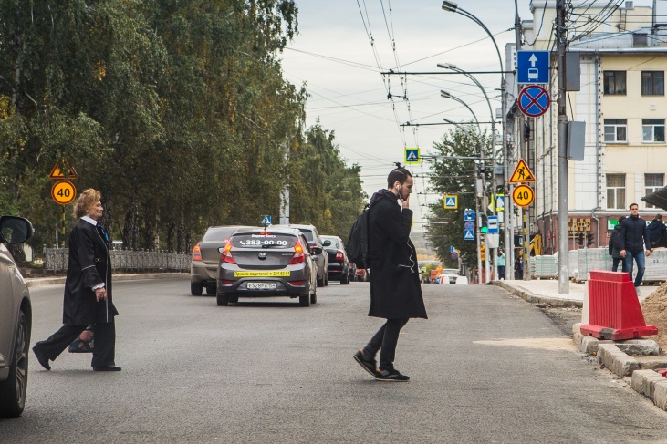 светофор для общественного транспорта. пешеход на переход. пешеходные переходы камчатка. проверить пешехода. профилактическое мероприятие внимание пешеход.