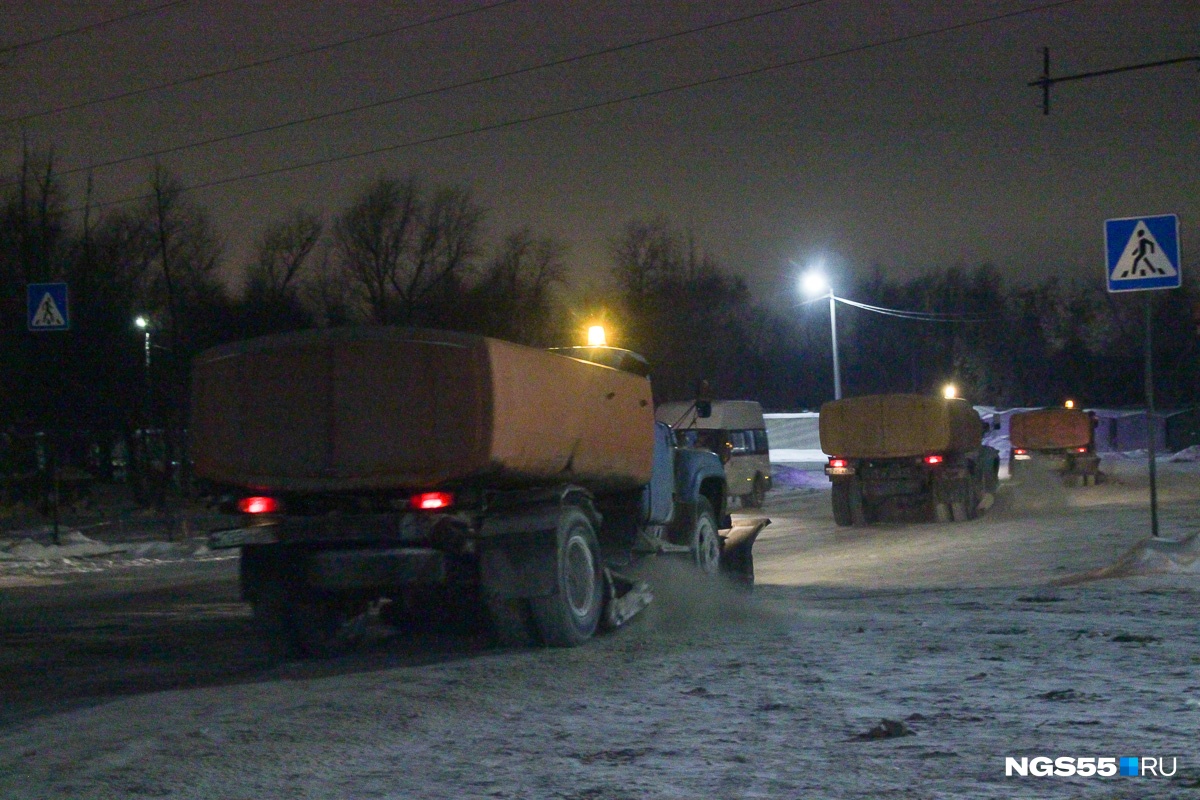 Поздним вечером на 5-й Кордной начали убирать снег. Фото Олега Малиновского Поздним вечером на 5-й Кордной начали убирать снег. Фото Олега Малиновского