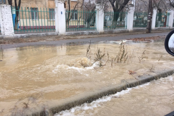 Фонтан из люка забил на улице Ополченской Фонтан из люка забил на улице Ополченской