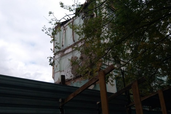 На прошлой неделе возле здания очевидцы заметили забор На прошлой неделе возле здания очевидцы заметили забор