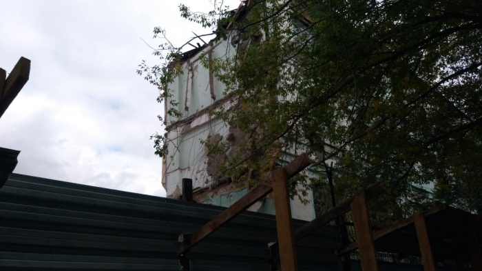 На прошлой неделе возле здания очевидцы заметили забор На прошлой неделе возле здания очевидцы заметили забор