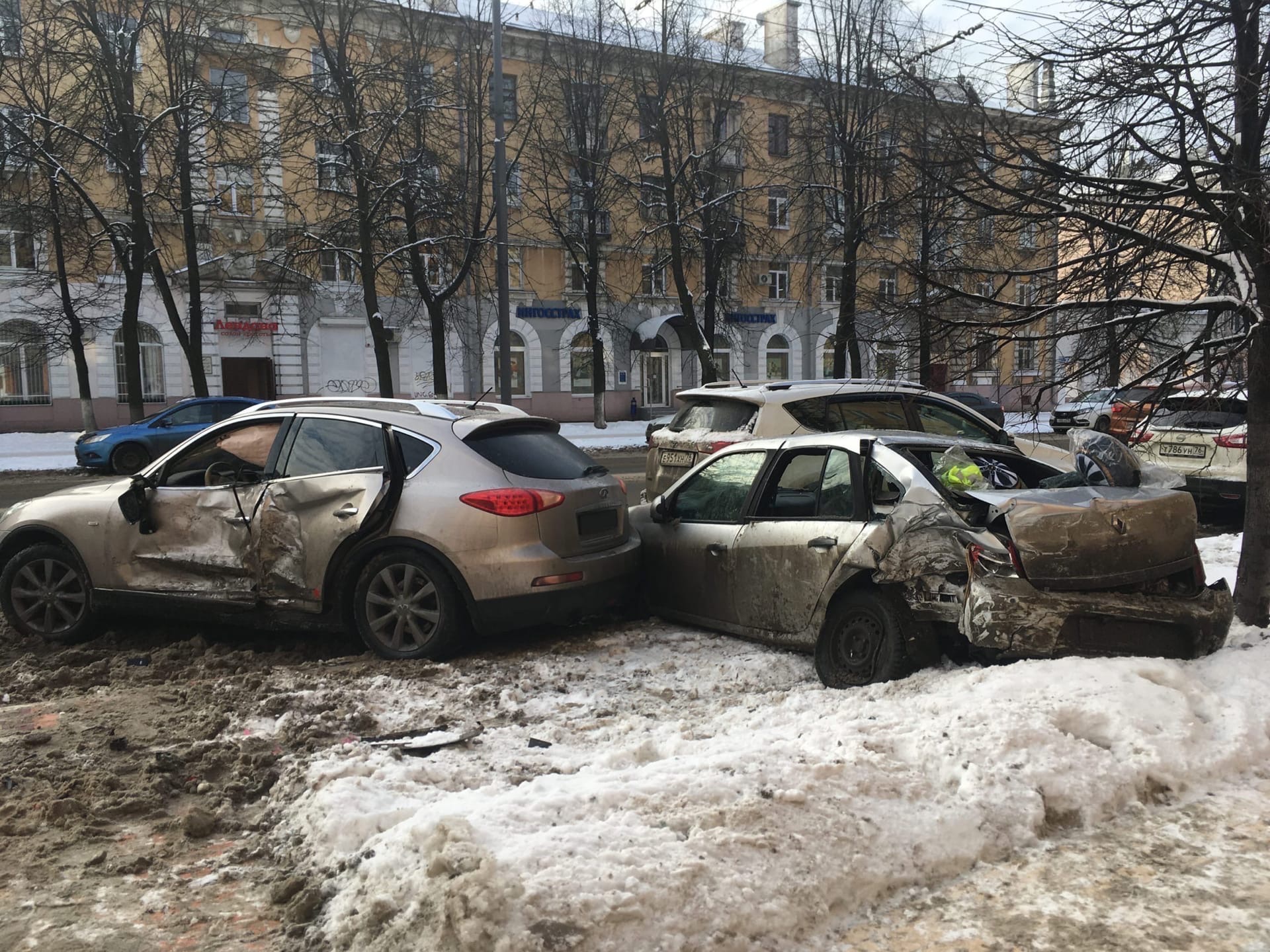 Момент аварии попал на видео: водитель «Инфинити» убил припаркованный «Рено» в центре