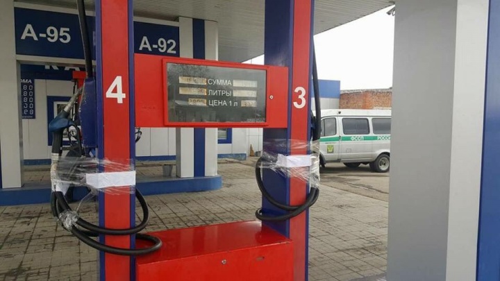 Автозаправку в Балахне арестовали за долги в полтора миллиона рублей