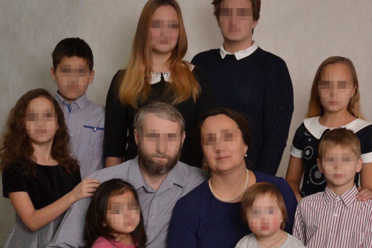 Семья взяла под опеку пятерых детей Семья взяла под опеку пятерых детей