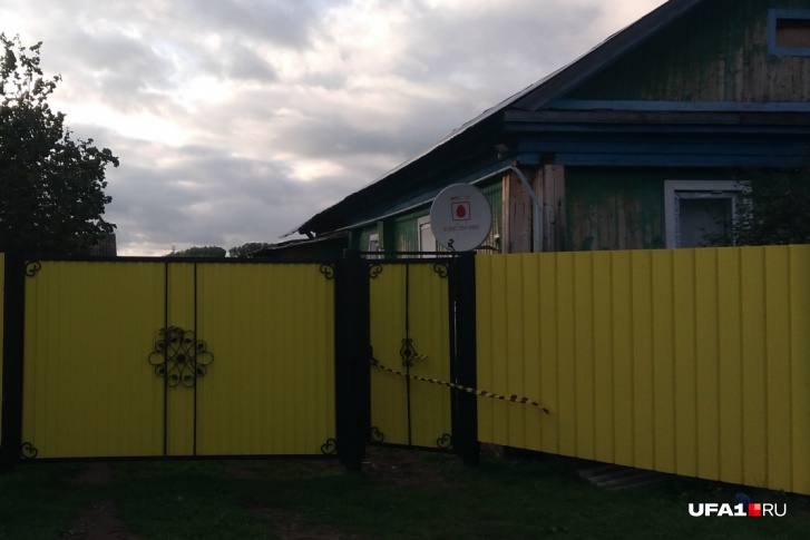 В обшарпанном доме за жизнерадостно-желтым забором происходили трагические события, скрытые от глаз общественности
