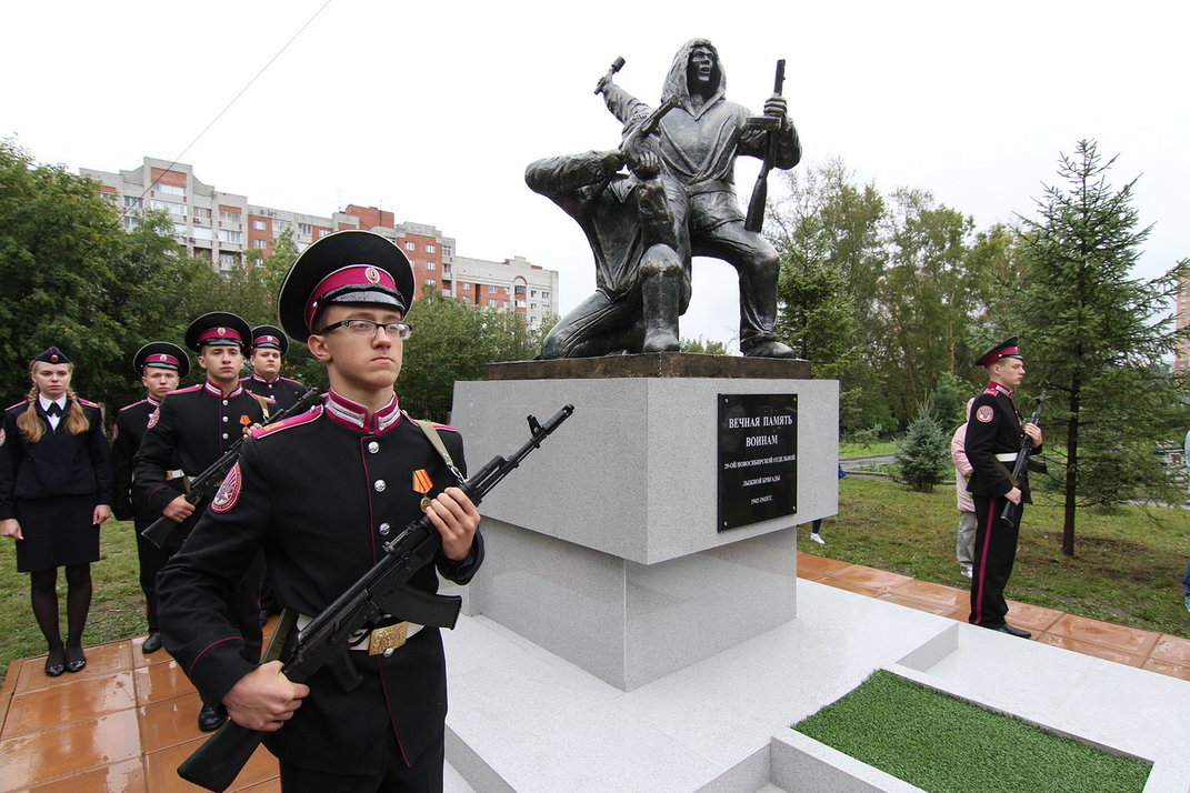 В каком городе открыли памятник. Памятник 29 Новосибирской лыжной бригаде. Памятник 29 лыжной бригаде в Барабинске. Сибирский кадетский корпус в Новосибирске памятник. Памятник в Барабинске лыжная бригада.