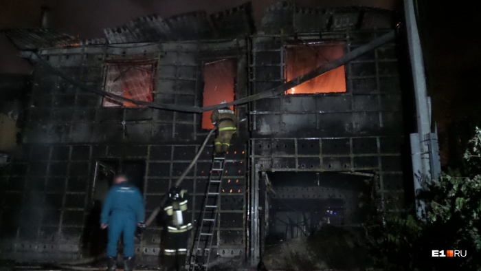 Пожарные вытащили тело парня со второго этажа Пожарные вытащили тело парня со второго этажа
