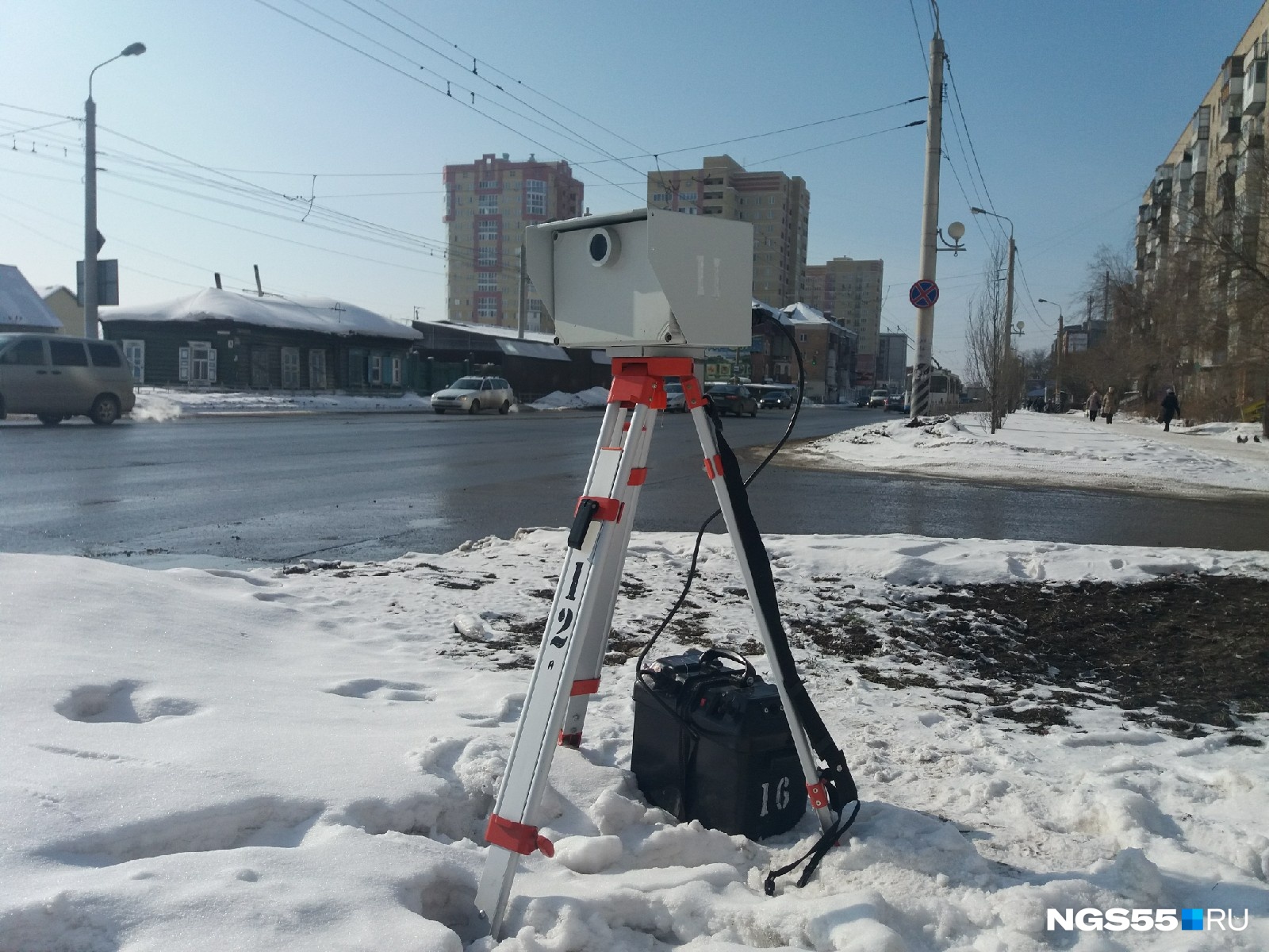 Треноги запрещены. Мобильные комплексы фотовидеофиксации нарушений ПДД. Карикатура треноги камеры на дороге. Камера штрафов Каскад.