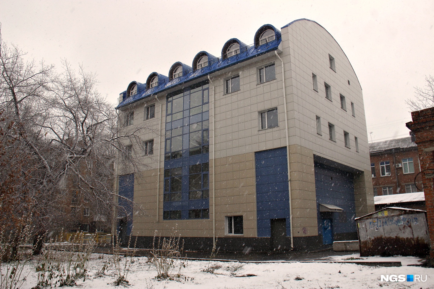 Дом во дворах на проспекте Карла Маркса, построенный над трансформаторной подстанцией Дом во дворах на проспекте Карла Маркса, построенный над трансформаторной подстанцией