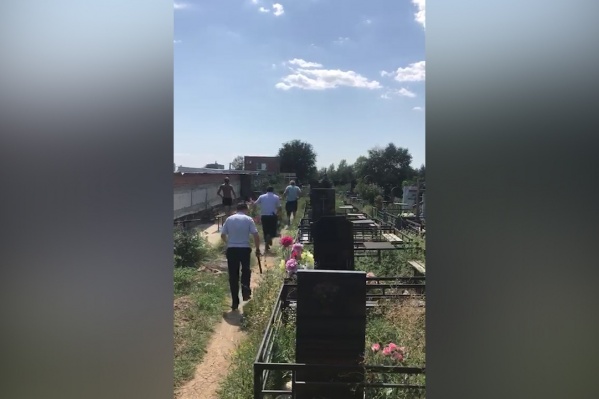Вандала с трудом скрутили двое полицейских Вандала с трудом скрутили двое полицейских