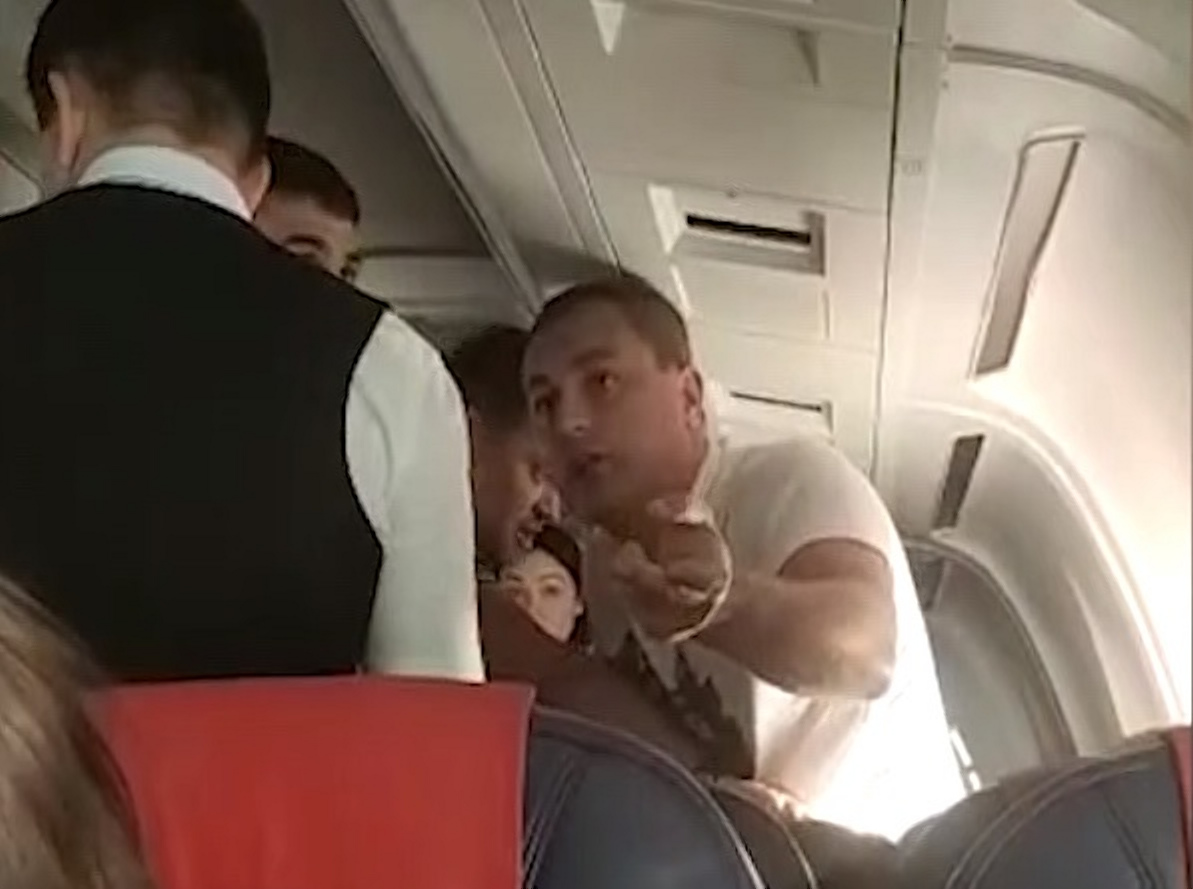 Мужчина очень хотел выяснить отношения с другими пассажирами Мужчина очень хотел выяснить отношения с другими пассажирами