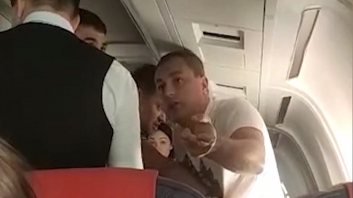 Нижегородцы сняли на видео дебош двух пьяных мужчин на авиарейсе из Пхукета
