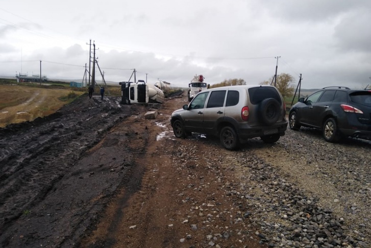 Суровых дорог в Благоварском районе не выдержала даже фура Суровых дорог в Благоварском районе не выдержала даже фура