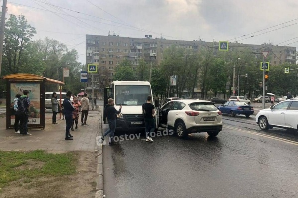 Авария произошла на пересечении Зорге и Коммунистического проспекта Авария произошла на пересечении Зорге и Коммунистического проспекта