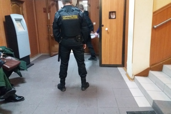 Евгения Селезнева конвой ведет в зал судебных заседаний Евгения Селезнева конвой ведет в зал судебных заседаний