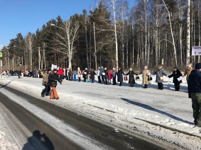 Местные жители выстроились в линию вдоль берёзовой рощи Местные жители выстроились в линию вдоль берёзовой рощи