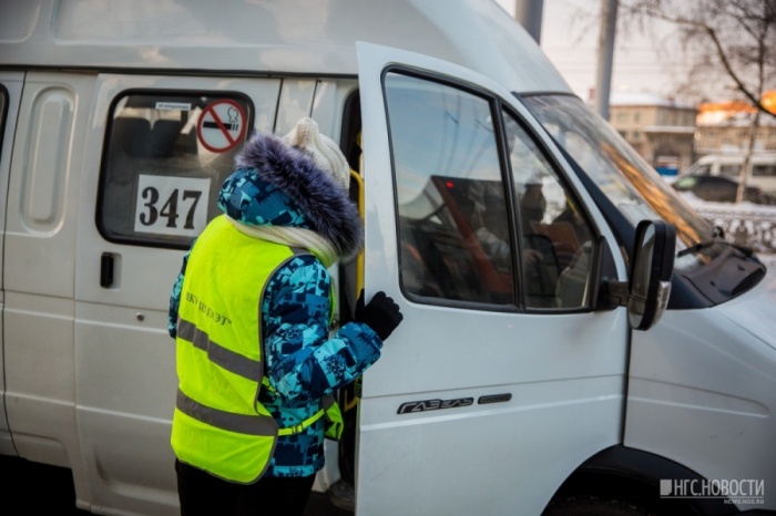 Водители должны надевать жилеты, накидки или куртки со светоотражателями Водители должны надевать жилеты, накидки или куртки со светоотражателями