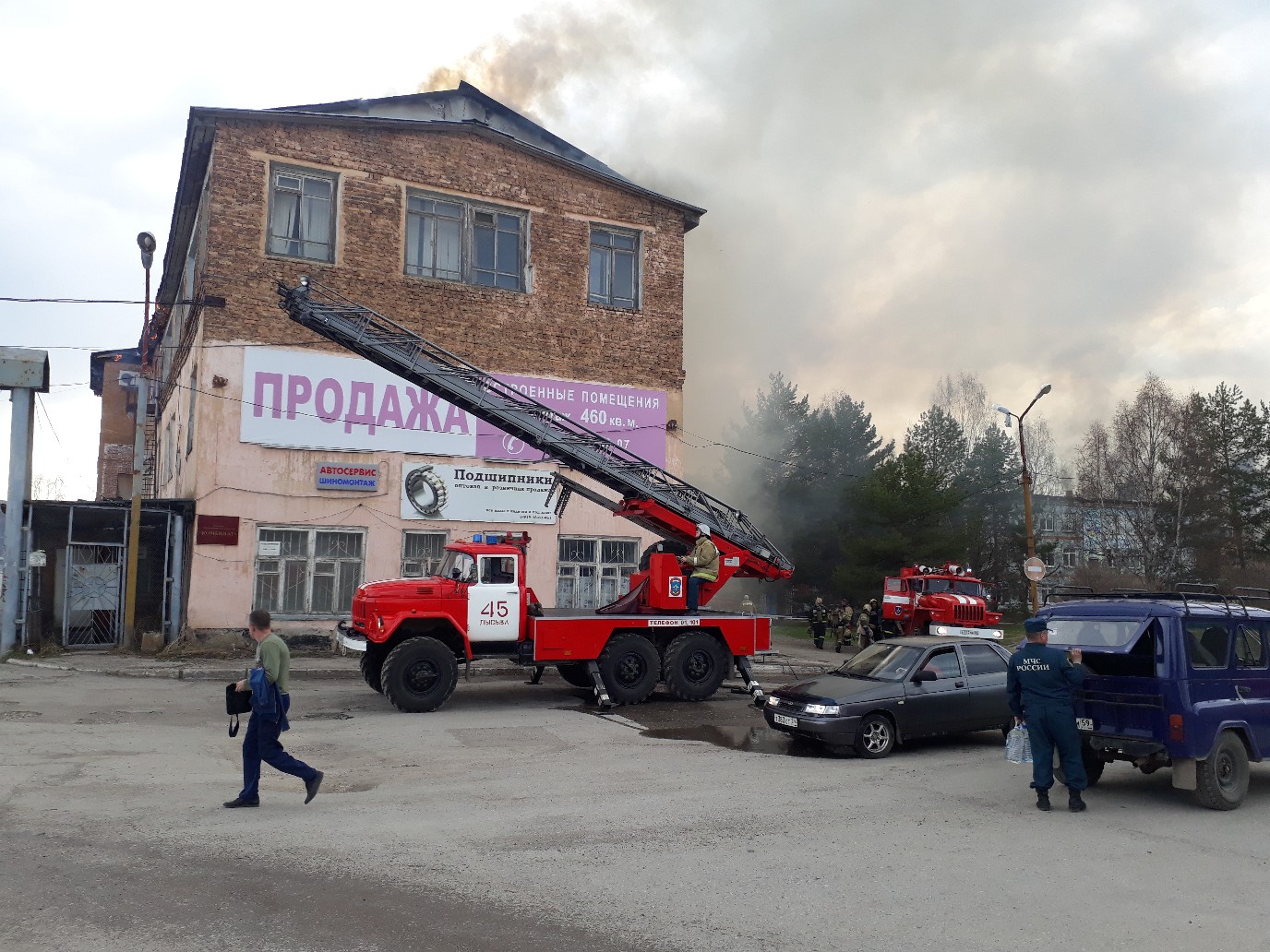 Пожар продолжается уже два часа Пожар продолжается уже два часа