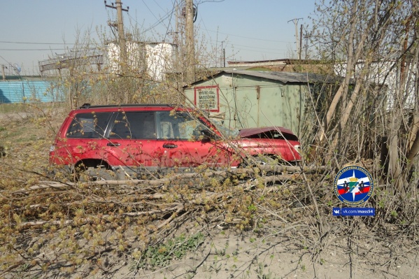 К приезду спасателей пострадавшие самостоятельно выбрались из салона К приезду спасателей пострадавшие самостоятельно выбрались из салона